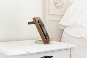 Read more about the article How To Make a Cell Phone Stand Out of Wood？